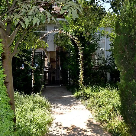 Apartcomplex Esteban نيسيبار