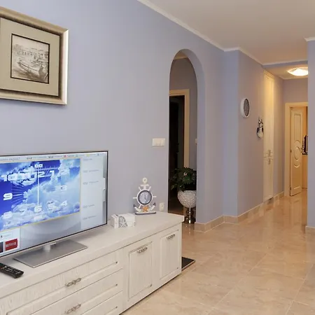 Apartcomplex Esteban نيسيبار